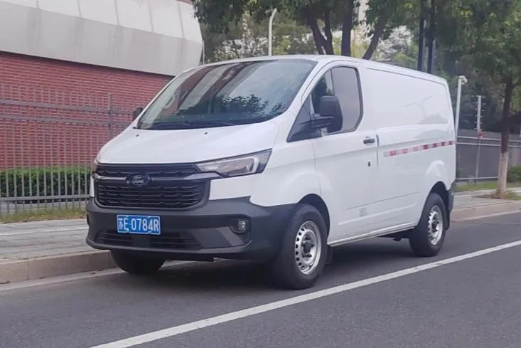 Ford Transit V362 2.0T дизель механика короткая база низкая крыша 3 мест нормы China VI, 2023 — фото 1