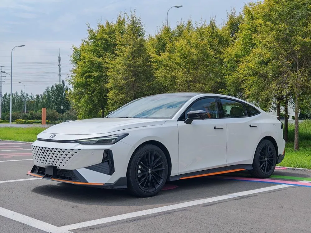 Changan UNI-V 1.5T Prestige Version, 2024 — фото 1