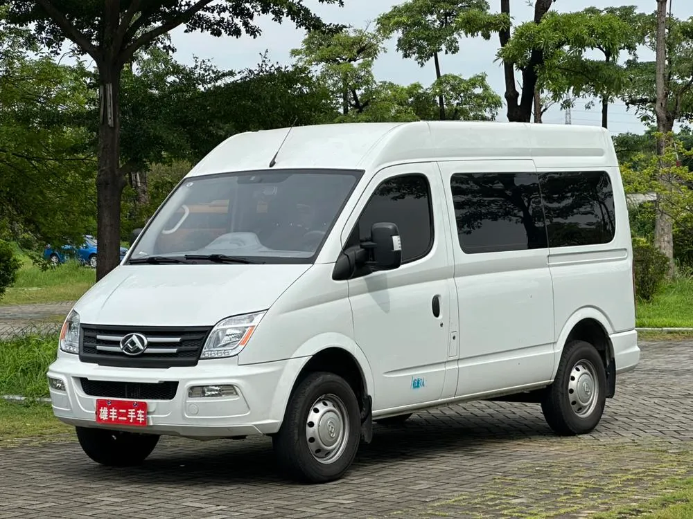 Maxus New V80 PLUS 2.0T 6 механика короткая база средняя крыша 7- 9 мест, 2023 — фото 1