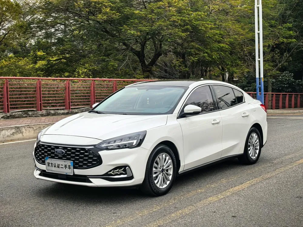 Ford Focus Sedan EcoBoost 180 Auto Trendy Version, 2021 — фото 1