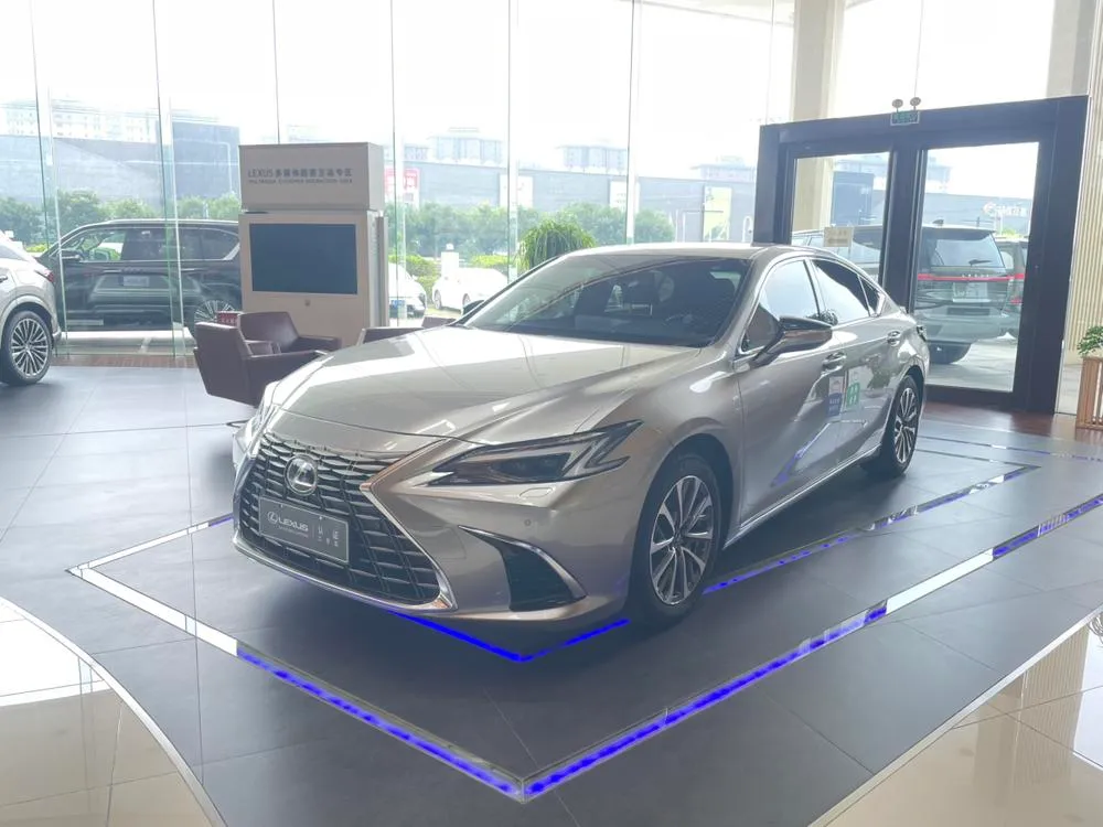 Lexus ES, 2025