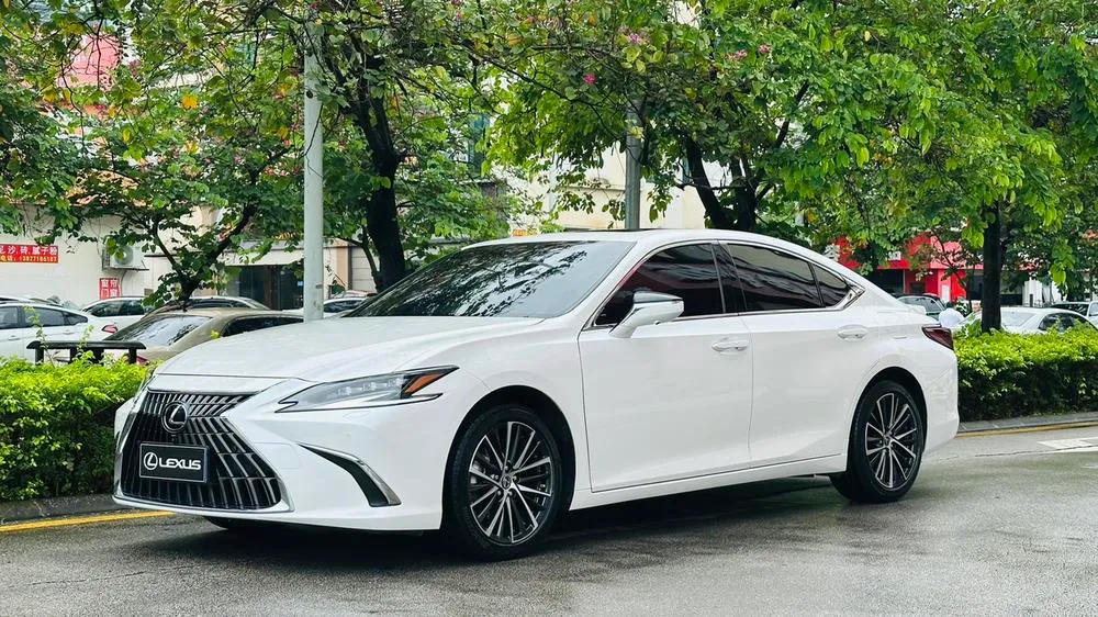 Lexus ES, 2022
