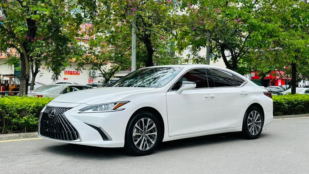Lexus ES, 2022