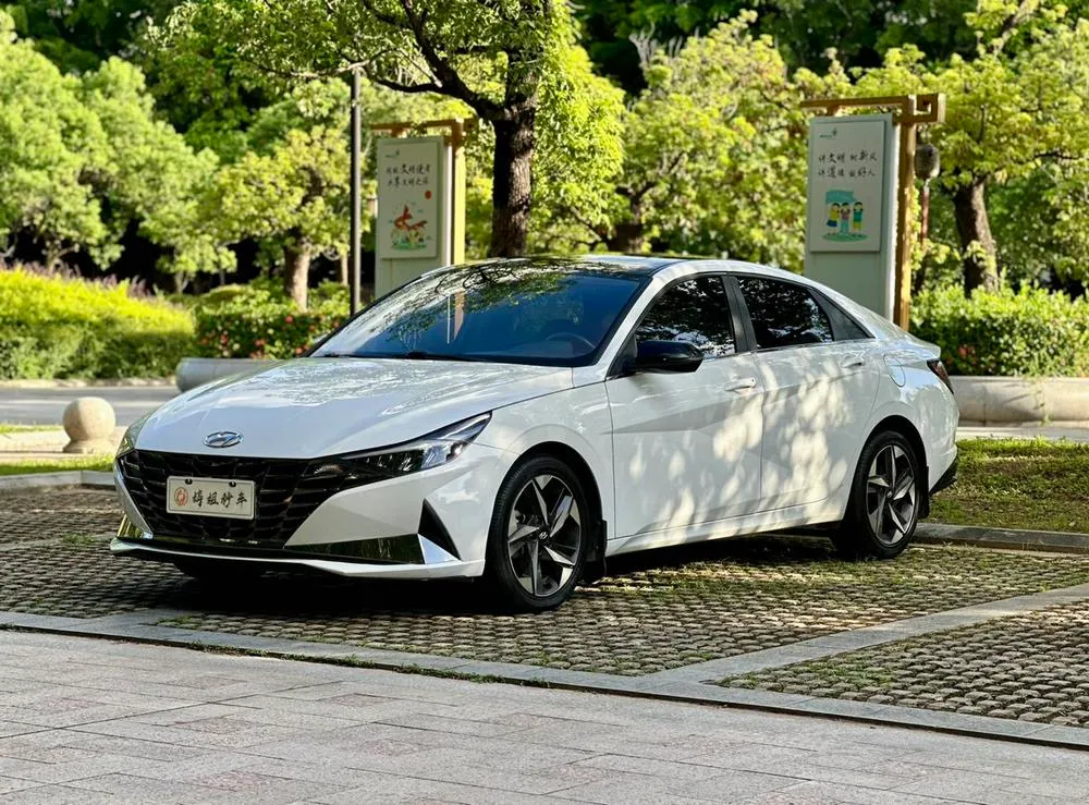 Hyundai Elantra 1.5L CVT LUX Premium Edition, 2022 — фото 1