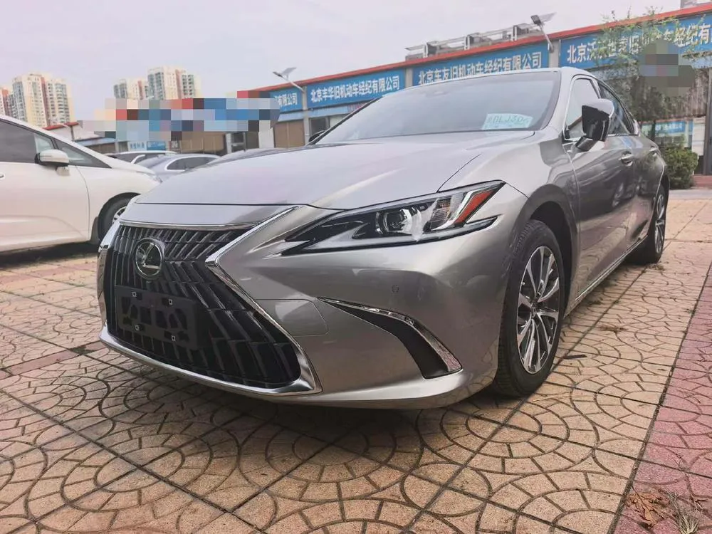 Lexus ES, 2022