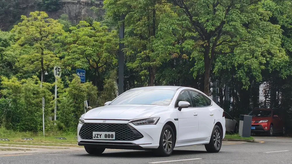 BYD Qin PLUS DM DM-i 55KM Edition, 2021 — фото 1