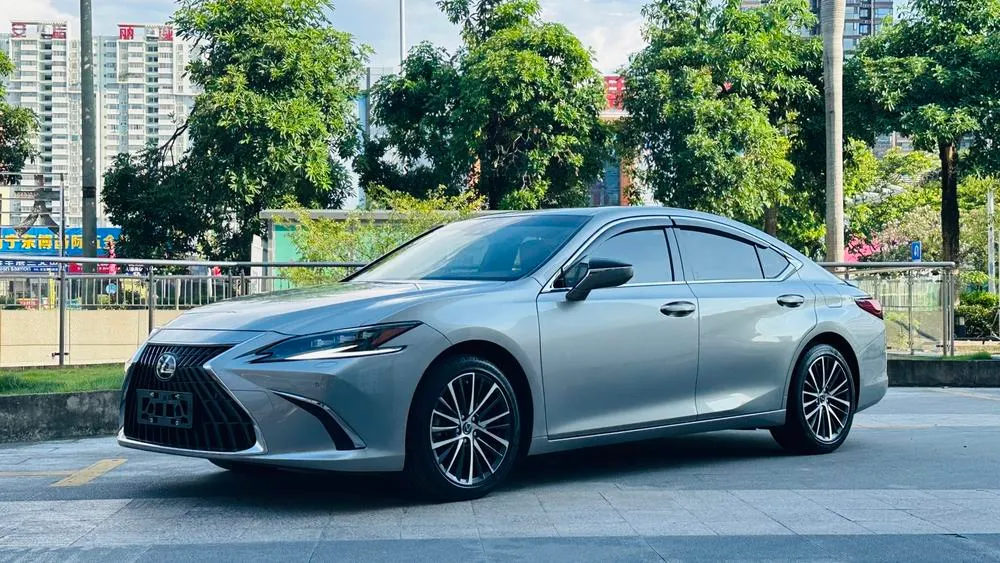 Lexus ES, 2022