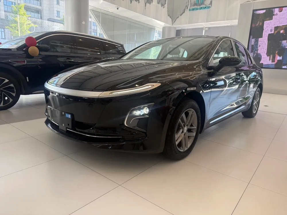 Hongqi E-QM5, 2025