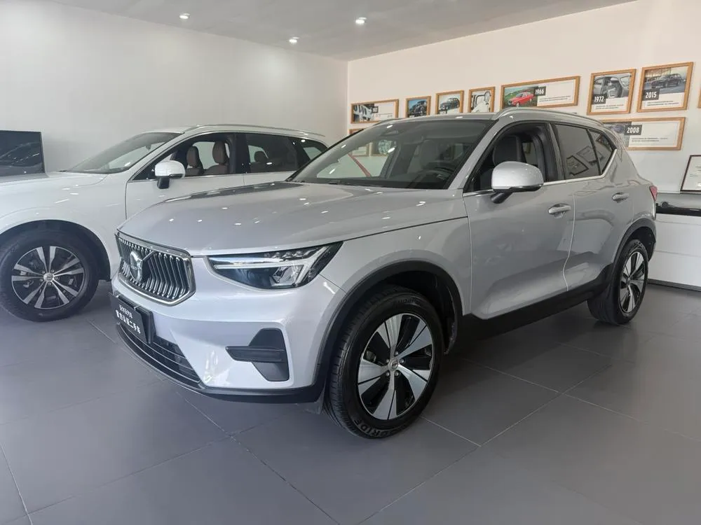 Volvo XC40 B3 Luxury Edition, 2024 — фото 1
