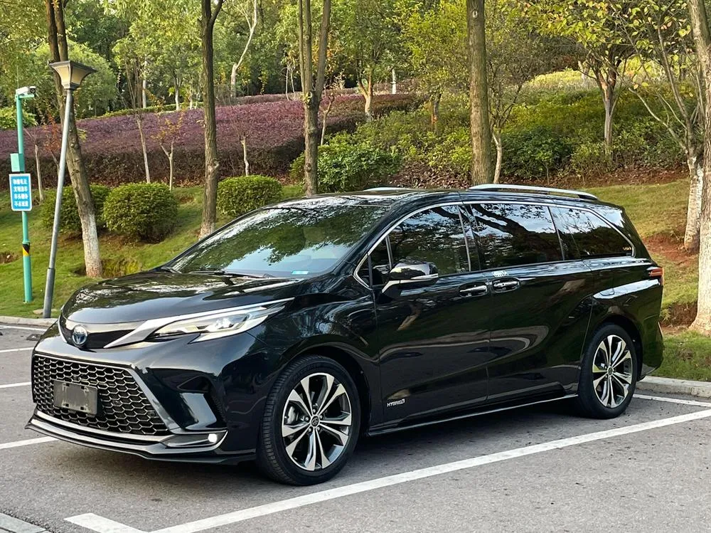 Toyota Granvia 2.5L Hybrid Premium Edition, 2022 — фото 1