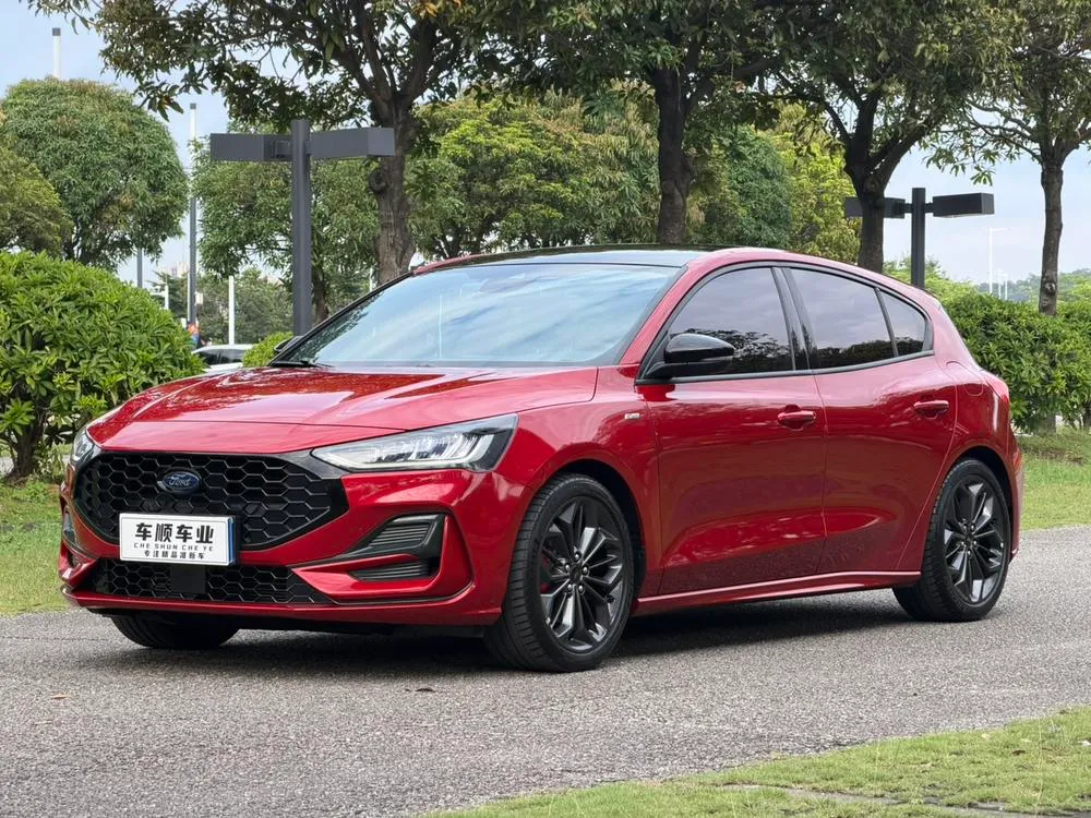 Ford Focus Hatchback EcoBoost 180 Auto ST Line, 2022 — фото 1