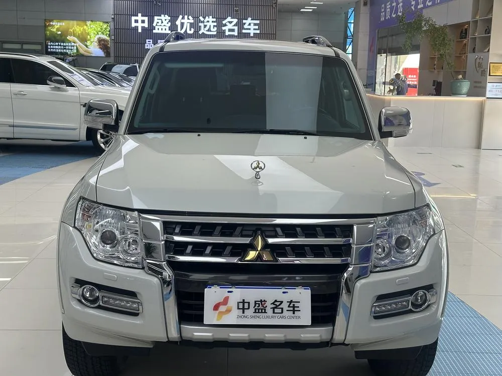 Mitsubishi Pajero (Import) 3.8L автомат полный привод 3 мест параллельный импорт, 2018 — фото 1