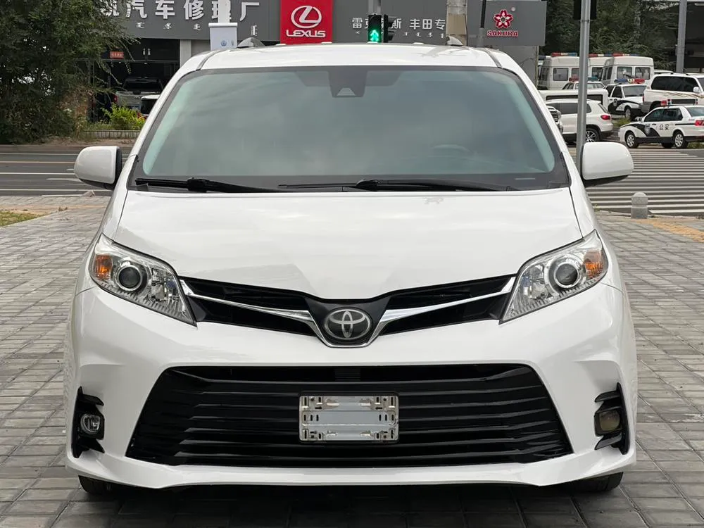 Toyota Sienna 3.5L Auto FWD 7 Seater Parallel Import, 2018 — фото 1