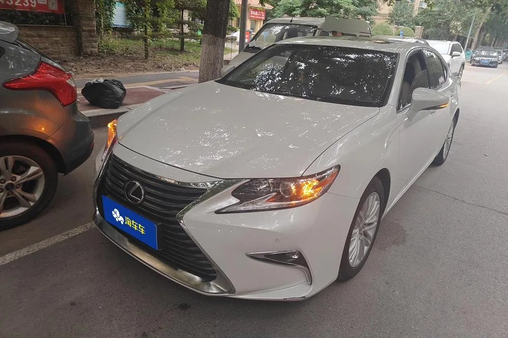 Lexus ES, 2015