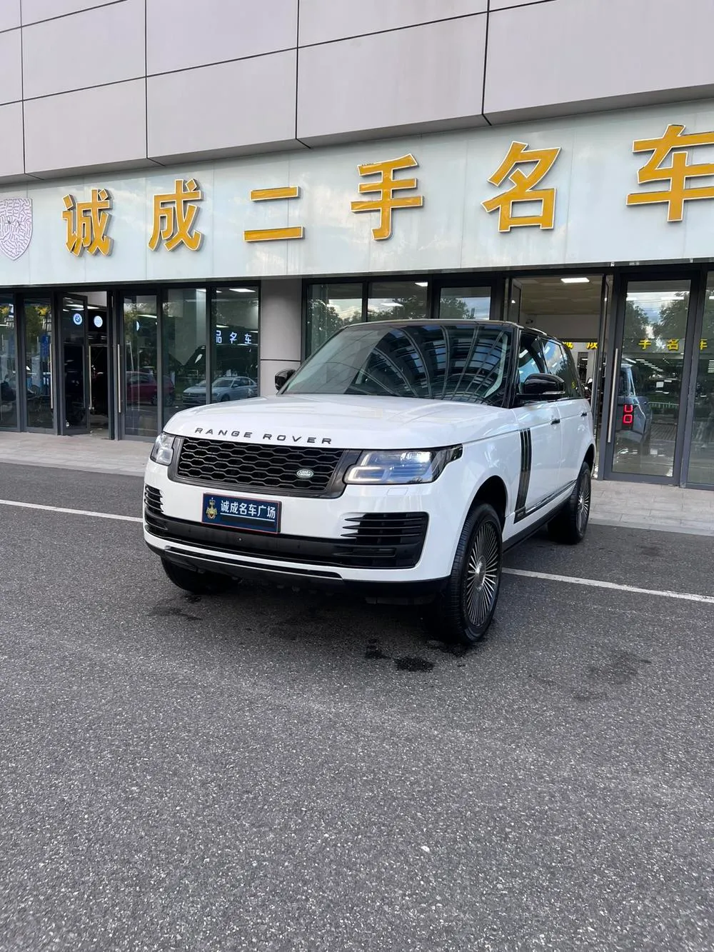 Land Rover Range Rover 3.0 V6 SC Extended Edition, 2019 — фото 1