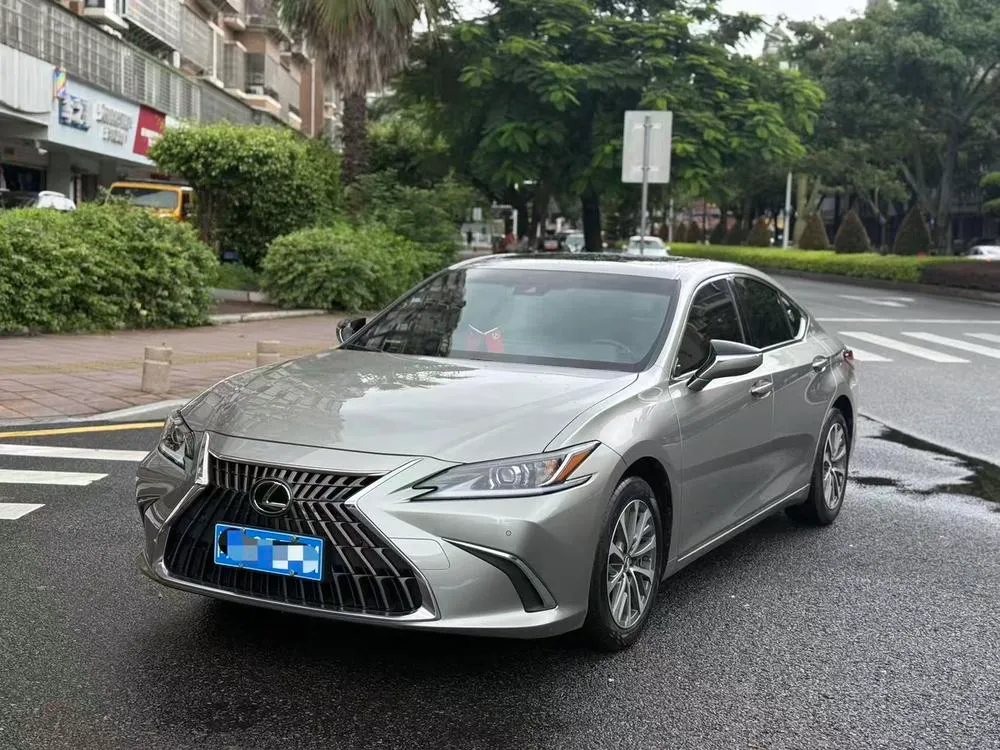 Lexus ES, 2022