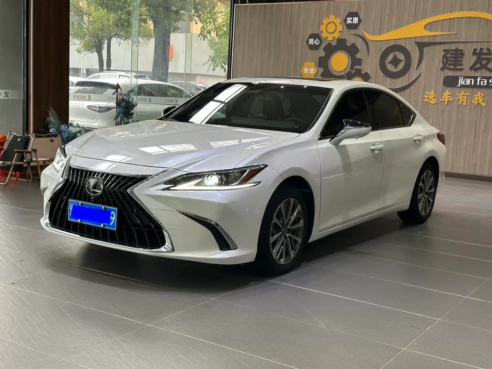 Lexus ES, 2022
