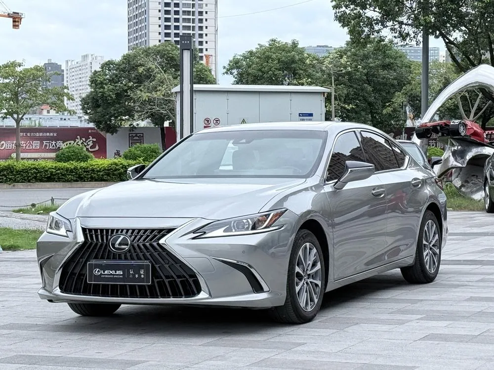 Lexus ES, 2022