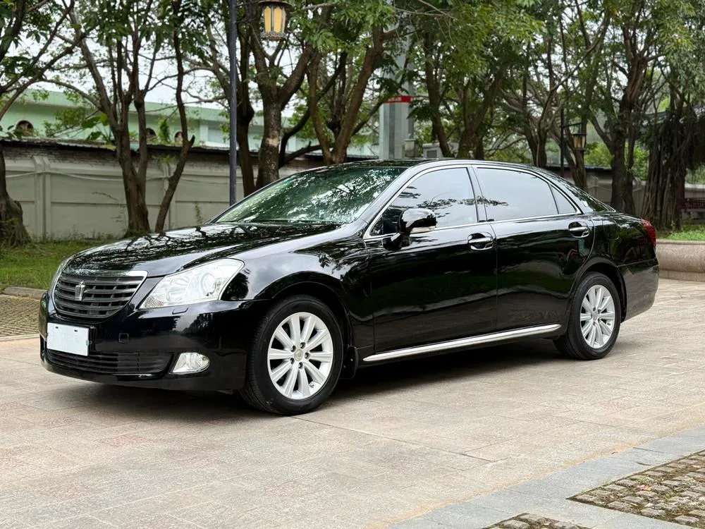 Toyota Crown, 2010
