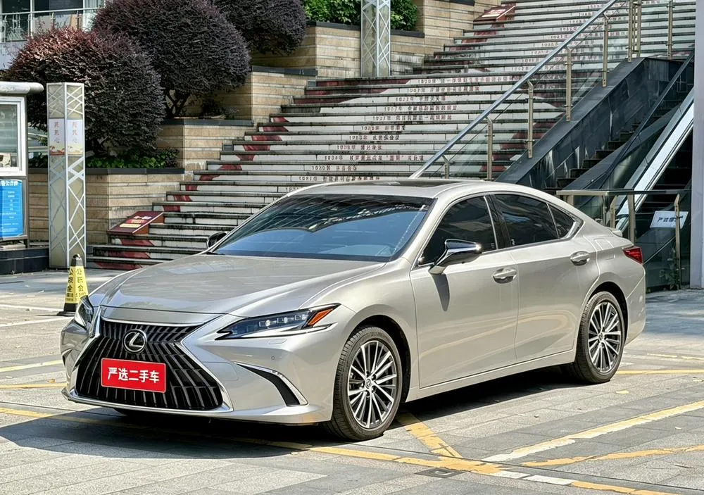 Lexus ES, 2022