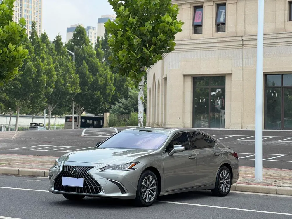 Lexus ES, 2022