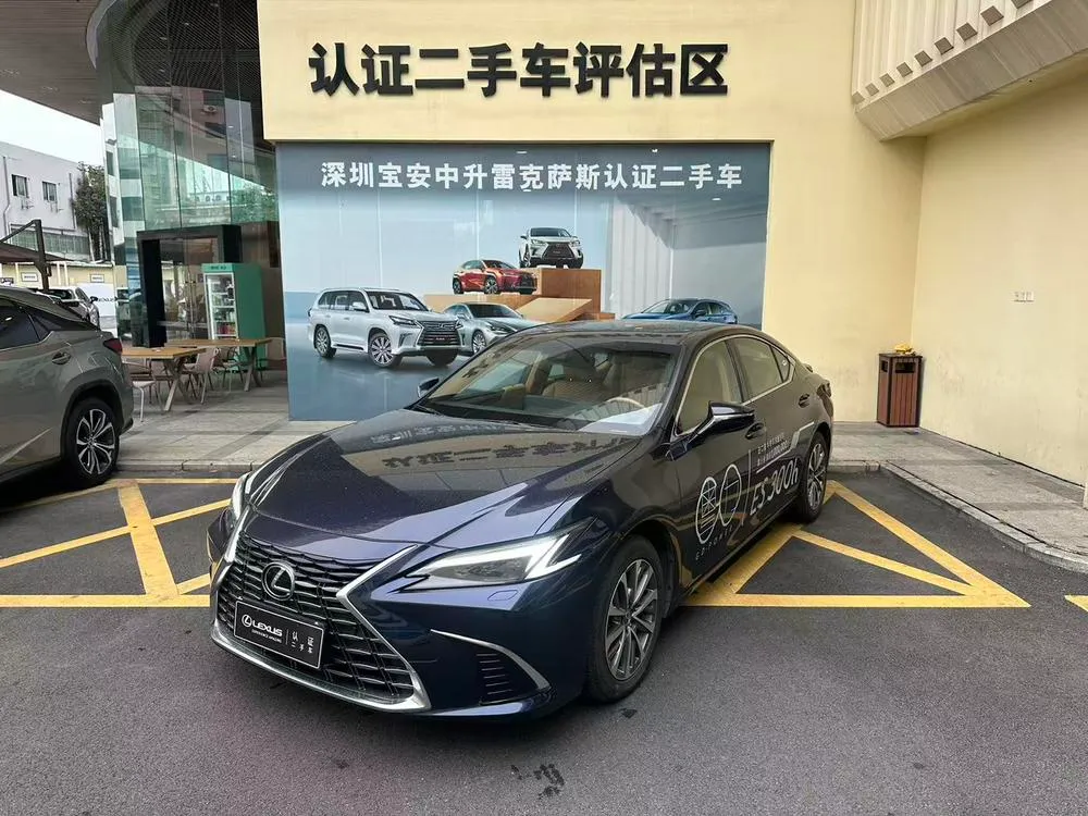 Lexus ES, 2025