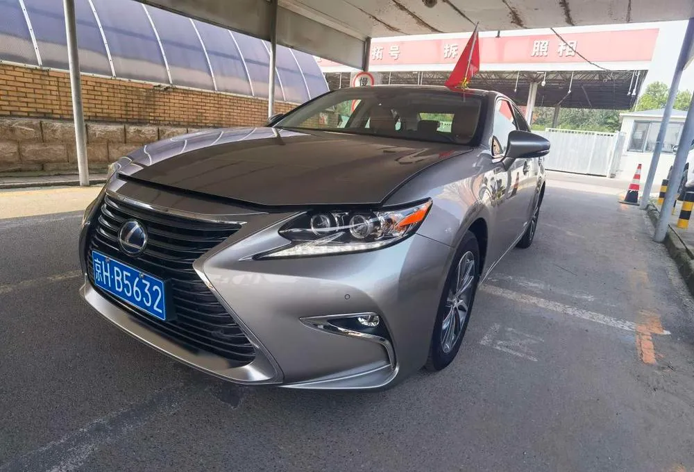 Lexus ES, 2015
