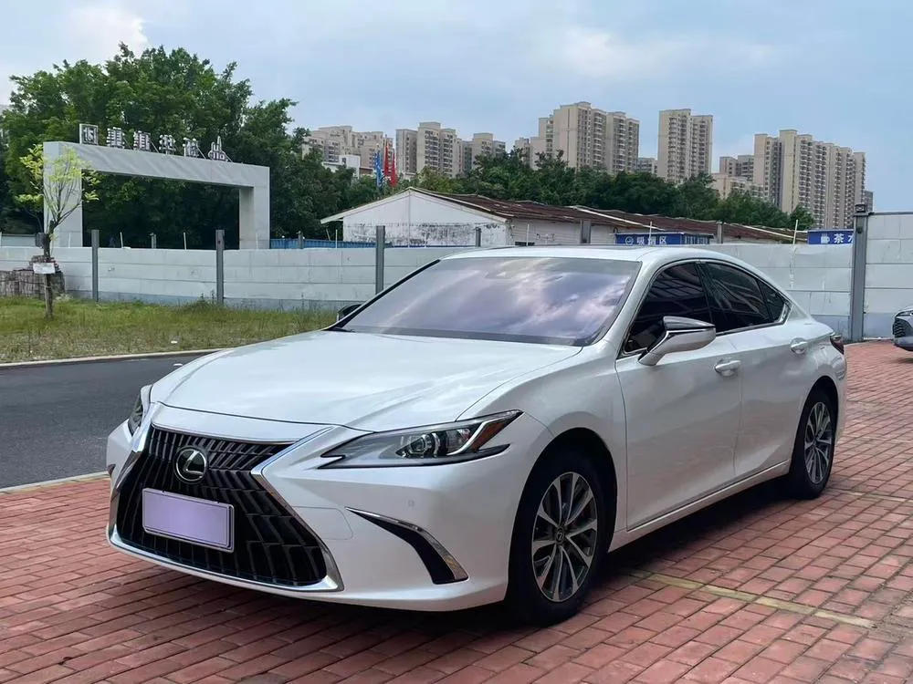 Lexus ES, 2022