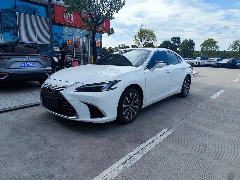 Lexus ES, 2025