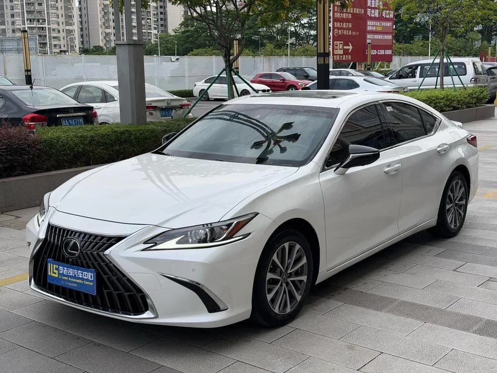 Lexus ES, 2022