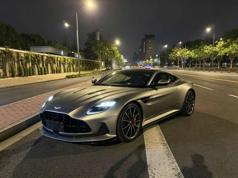 Aston Martin DB12, 2024