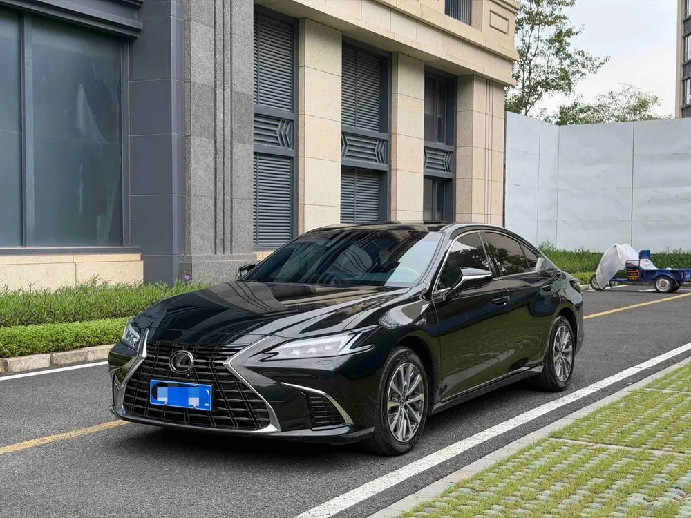 Lexus ES, 2025