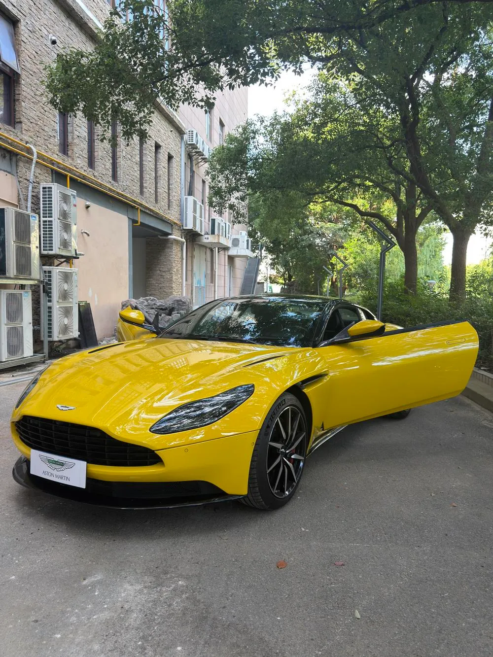 Aston Martin DB11, 2019
