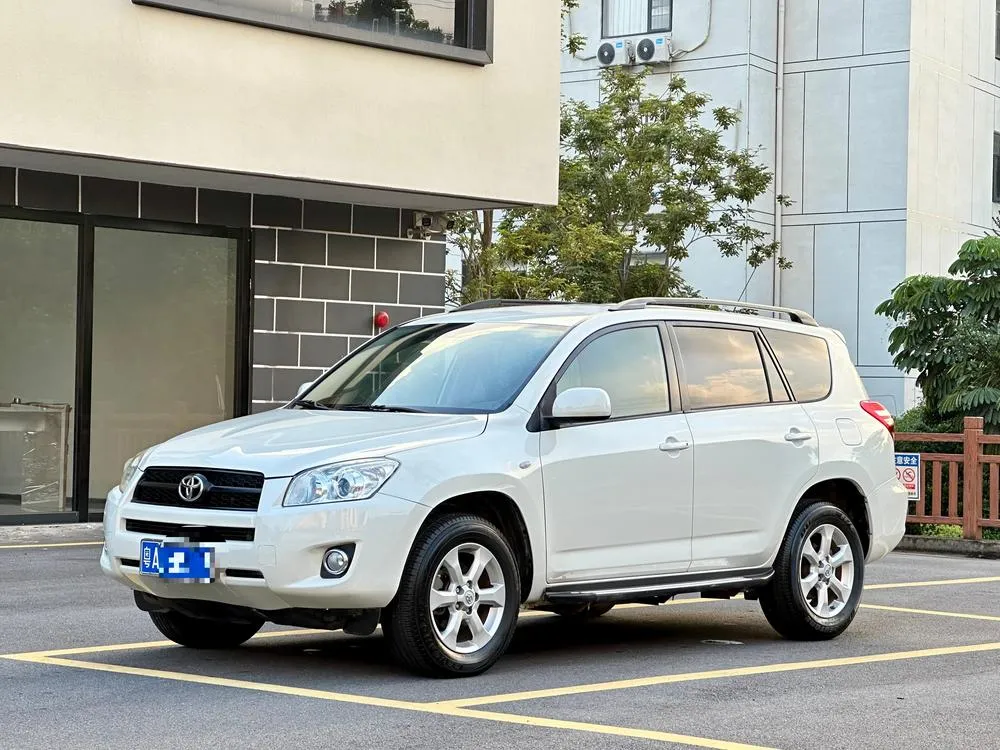 Toyota RAV4, 2011