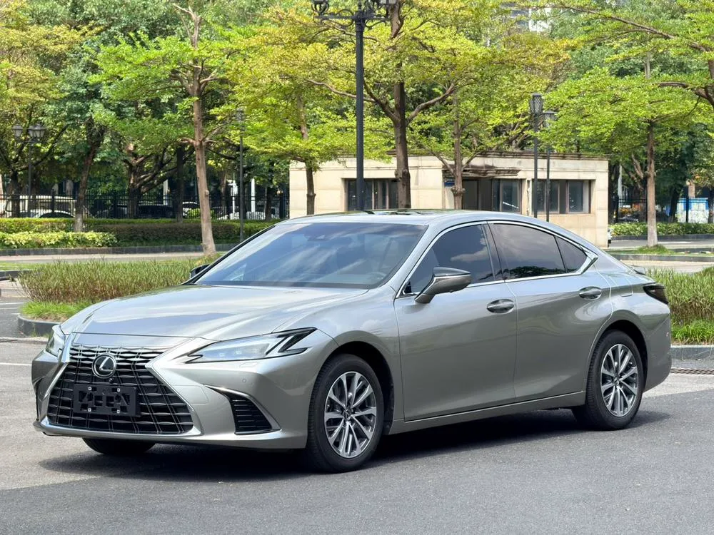 Lexus ES, 2025