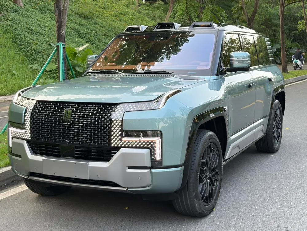 Yangwang U8, 2023