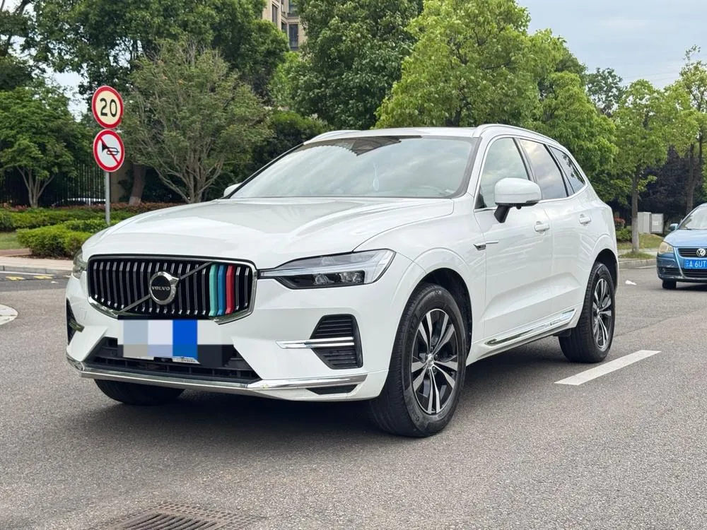 Volvo XC60 B5 4WD Luxury Edition, 2023 — фото 1