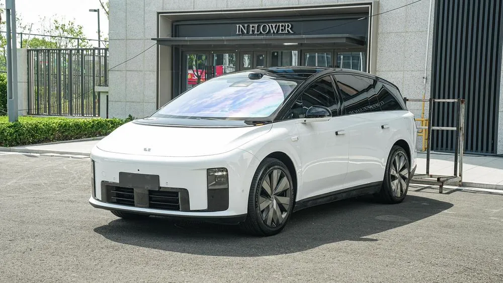 Li Auto i8, 2025
