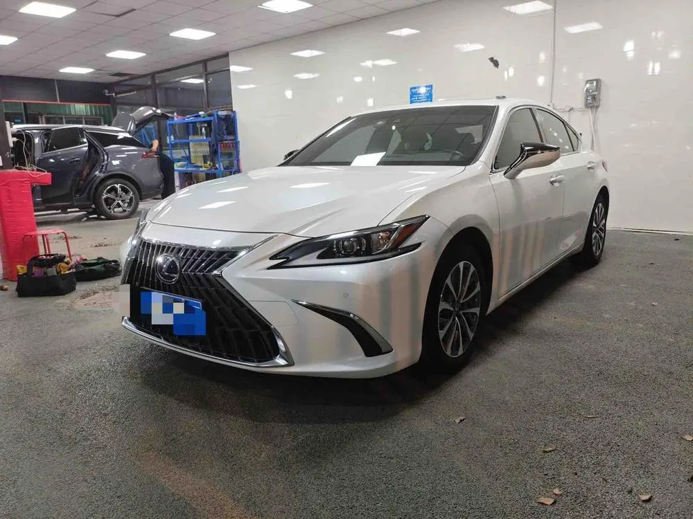 Lexus ES, 2022