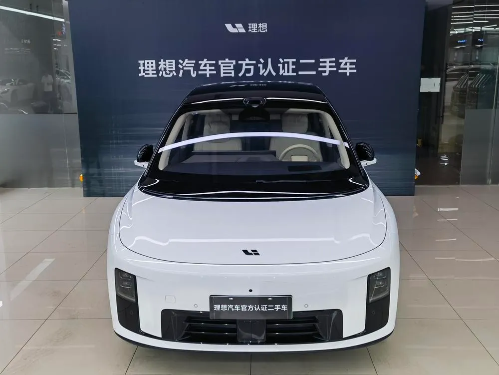 Li Auto i8, 2025