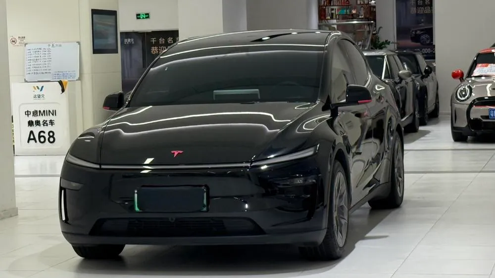 Tesla Model Y L, 2026