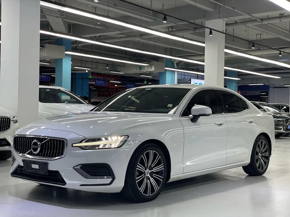Volvo S60 B4 Luxury Edition, 2022 — фото 1