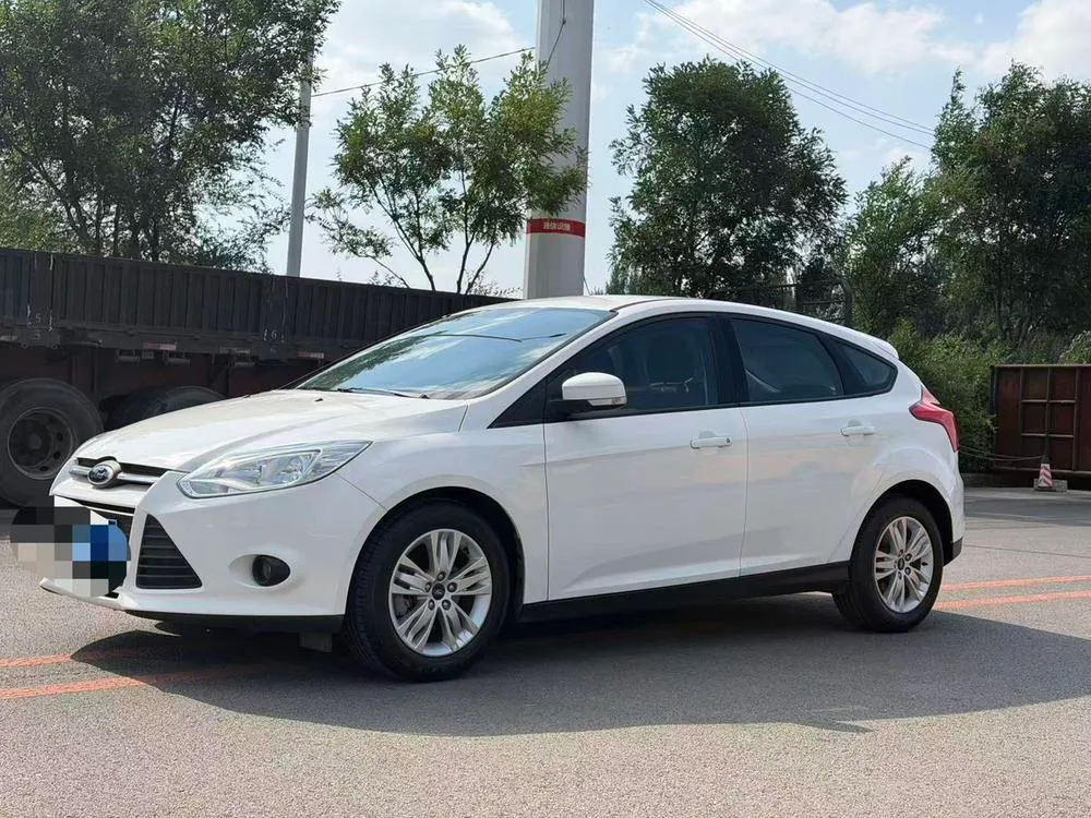 Ford Focus Hatchback 1.6L Auto Comfort Version, 2012 — фото 1
