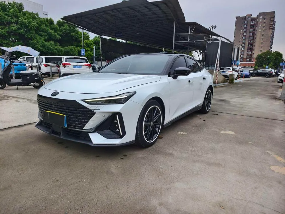 Changan UNI-V 1.5T Premium Version, 2022 — фото 1