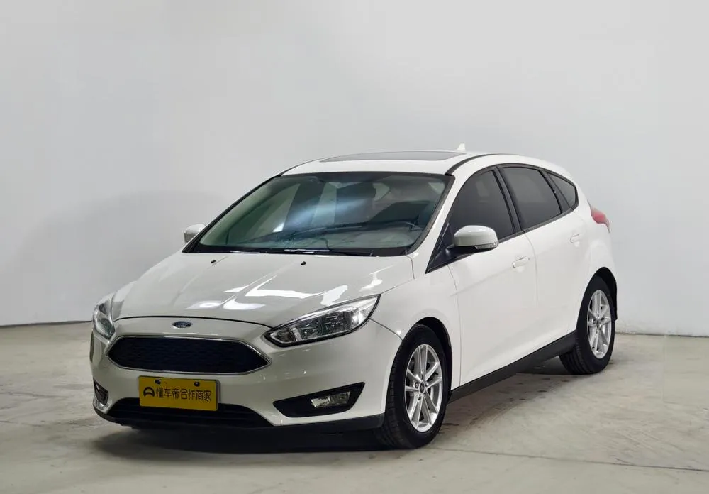 Ford Focus Classic Edition Hatchback EcoBoost 125 Auto Style Version Edition, 2018 — фото 1
