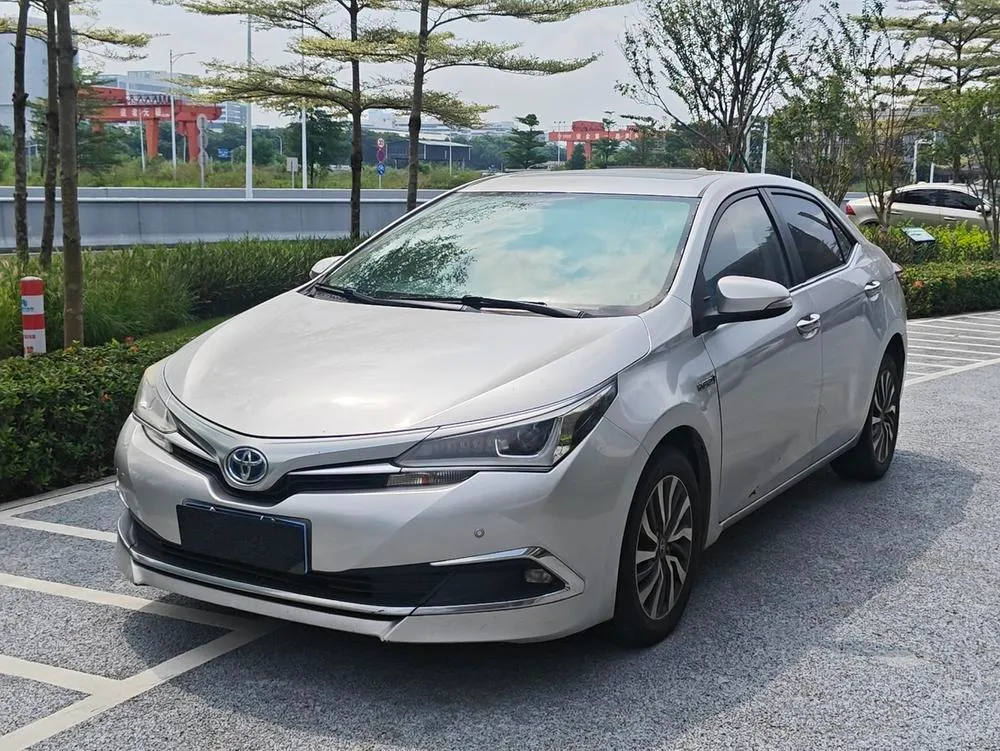 Toyota Corolla Facelift Dual Engine 1.8L E-CVT Leading Edition CN5, 2017 — фото 1