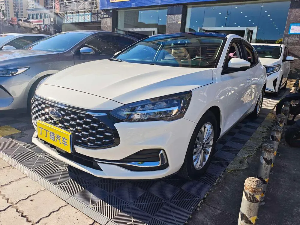 Ford Focus Sedan EcoBoost 180 Auto Trendy Version, 2020 — фото 1