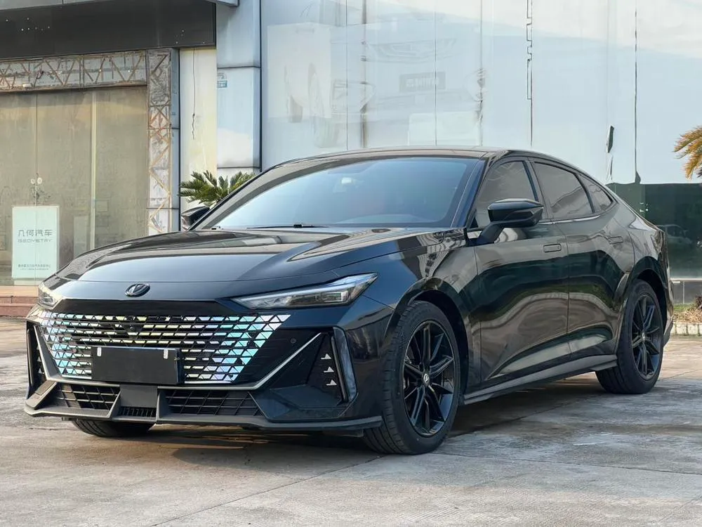 Changan UNI-V 1.5T Premium Version, 2023 — фото 1