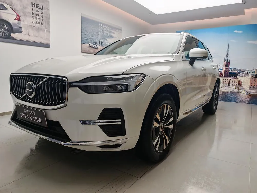 Volvo XC60 B5 4WD Luxury Edition, 2025 — фото 1