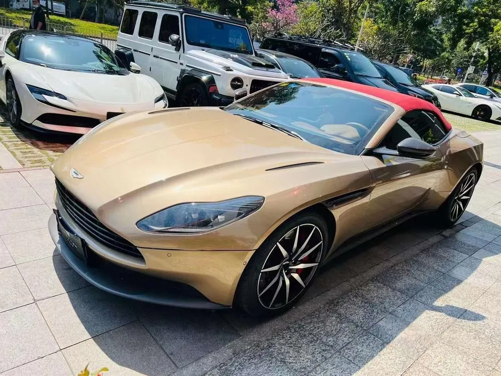 Aston Martin DB11 4.0T V8 Volante, 2019 — фото 1